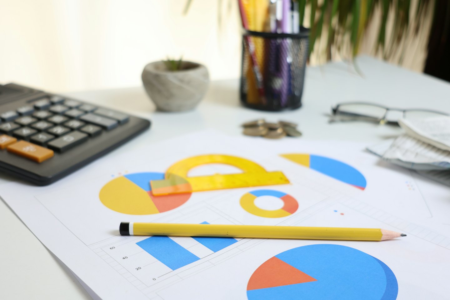 Risorse Scrivania con documenti finanziari e forniture per ufficio per la pianificazione.